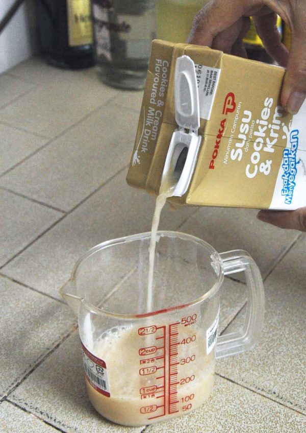 pokka cookies and cream flavoured milk scone recipe pouring
