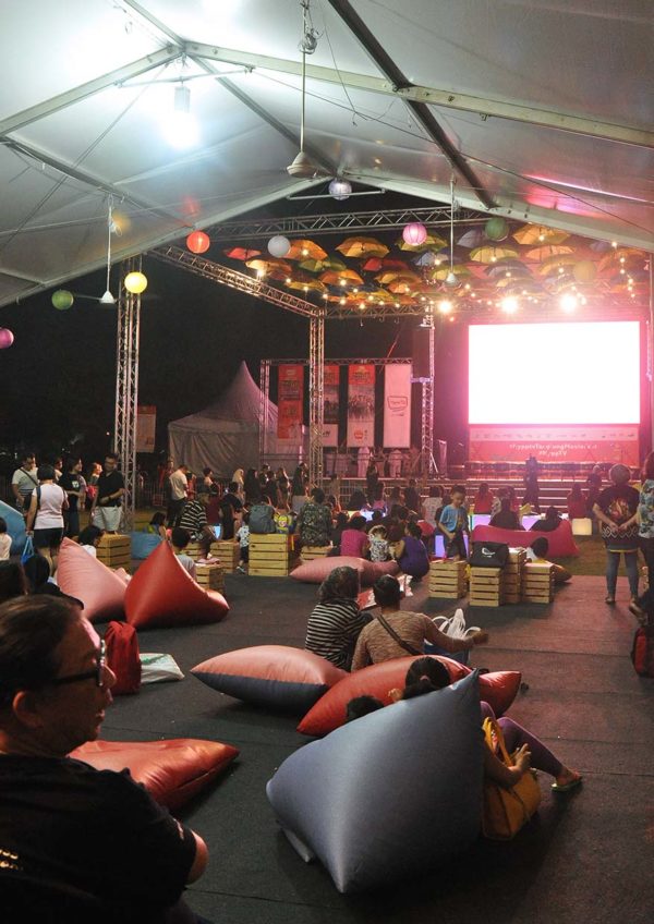 hypptv mid-autumn tanglung movie fest outdoor screening padang setia city mall crowd