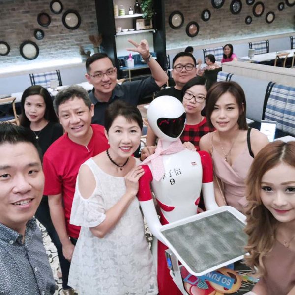 nam heong restaurant robot i-waitress diners