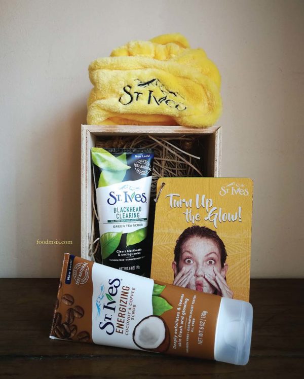 st ives face scrub turn up the glow kit