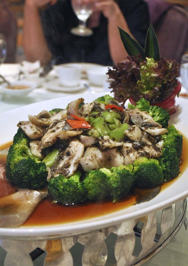 hee lai ton petaling jaya steamed white pomfret