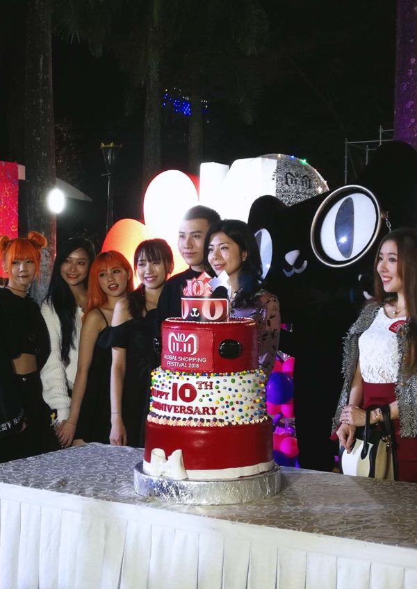 1111 global shopping festival alibaba group tmall kuala lumpur tower cut cake