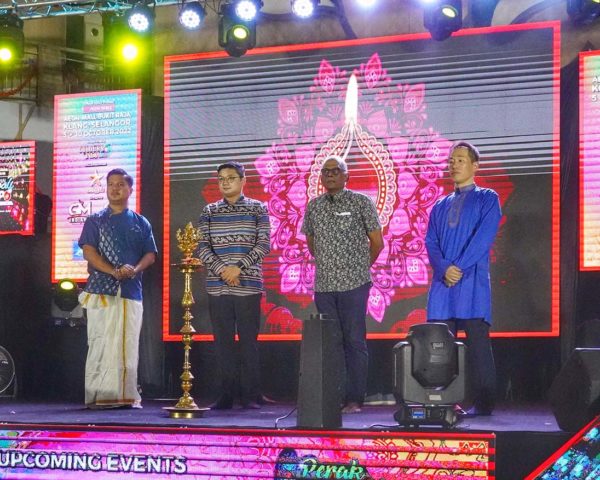 aeon deepavali largest participants wearing indian attire in a gathering