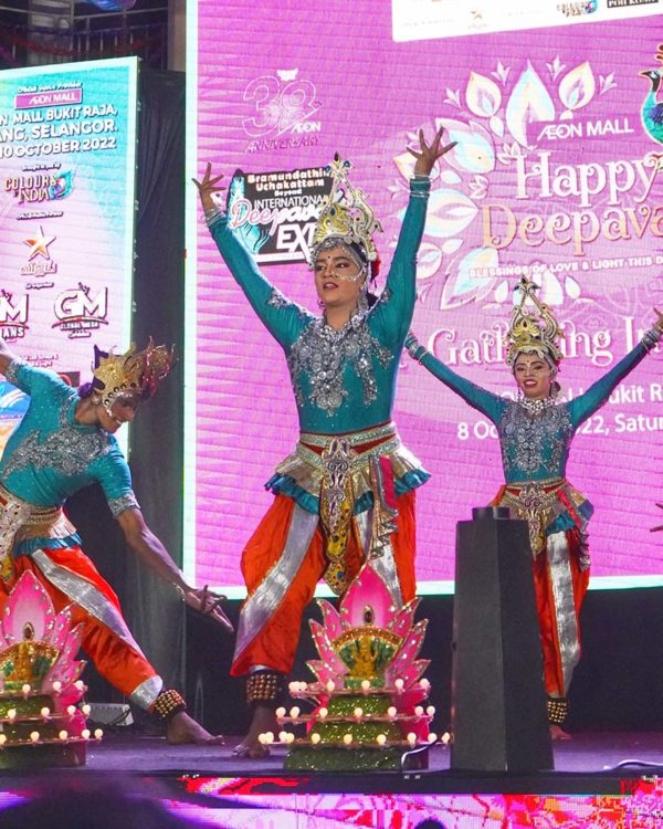 aeon deepavali largest participants wearing indian attire in a gathering cultural dance