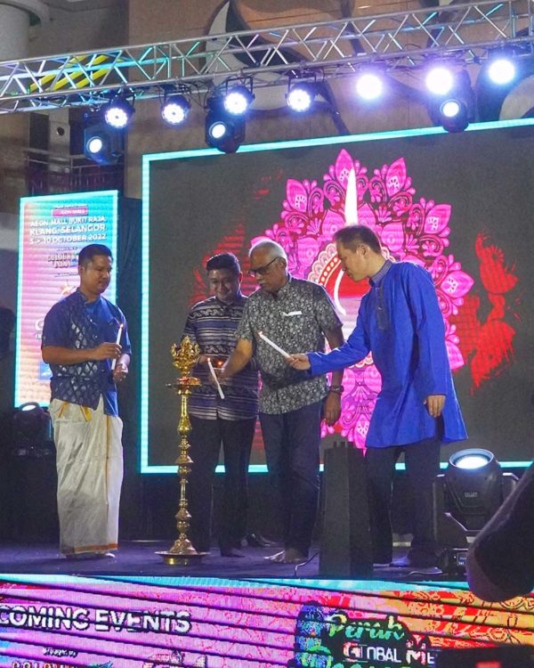 aeon deepavali largest participants wearing indian attire in a gathering launching ceremony