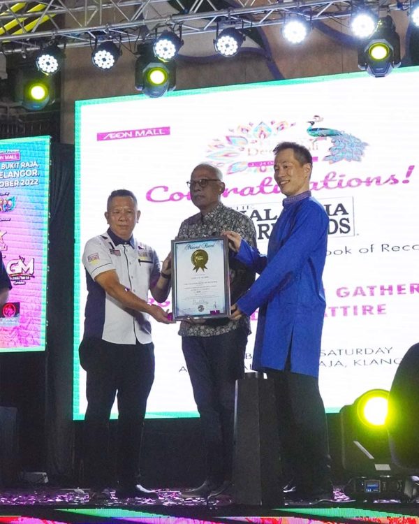 aeon deepavali largest participants wearing indian attire in a gathering malaysia book of records 