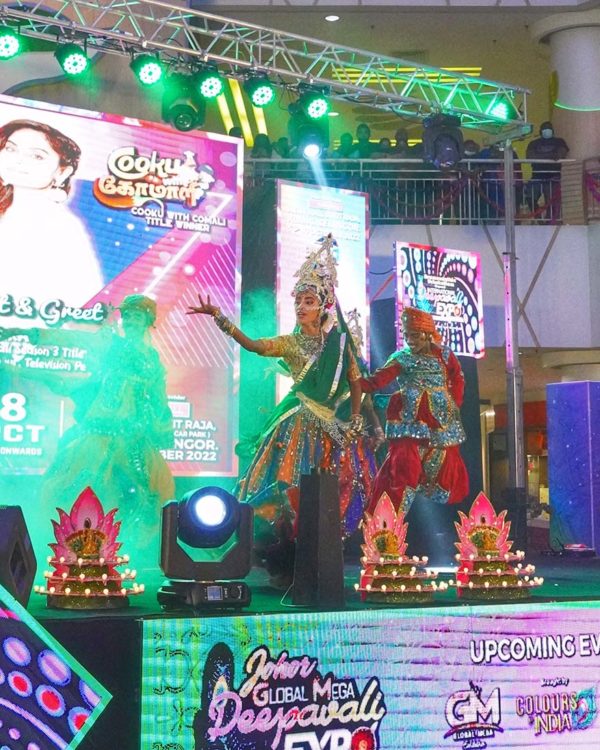 aeon deepavali largest participants wearing indian attire in a gathering cultural dance